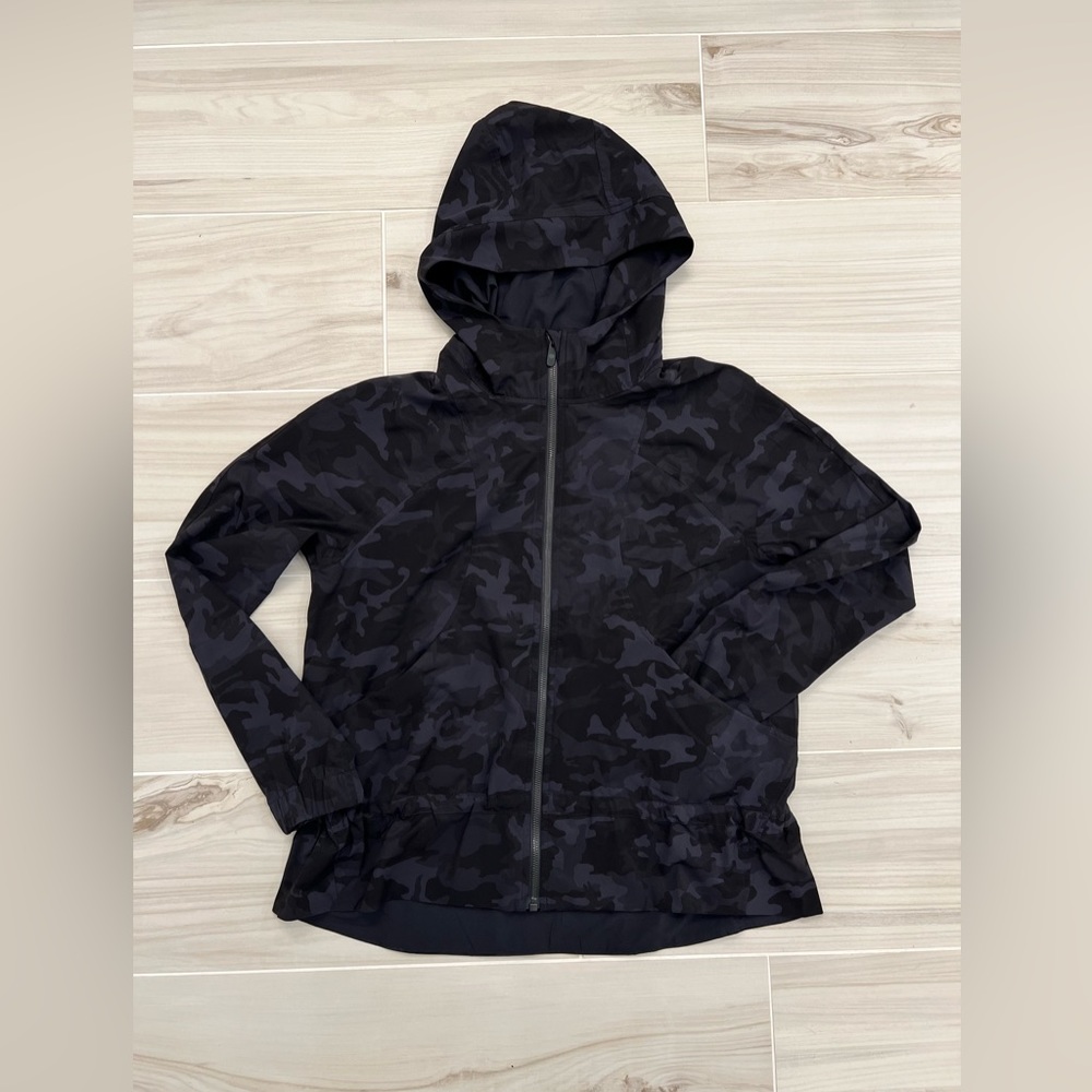 Lululemon Pack It Up Hood Water Repellent Jacket Incognito Camo | Women's Size 6